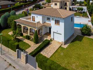 Chalet con amplio jardín, piscina y barbacoa 