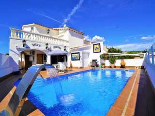 Casa esquinera con piscina