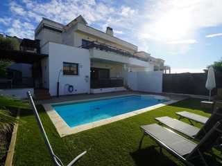 Chalet con jardín y piscina a 300 m de la playa