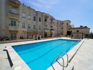 Amplio piso con piscina, parking y ascensor