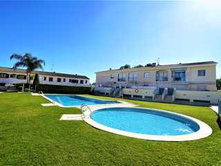 Planta baja con piscina y parking