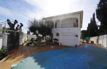 Casa con piscina y jardín en Els Masos