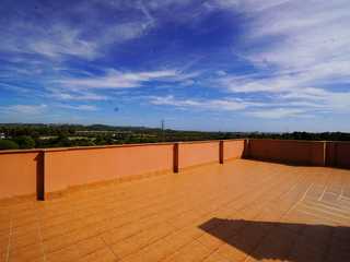 Ático a estrenar con solarium, piscina y parking