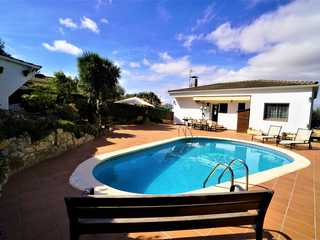 Casa en una sola planta con piscina y jardín