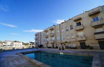 Amplio piso con piscina, parking y ascensor