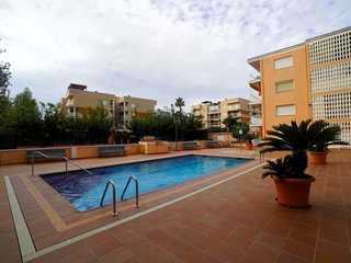 Piso de cuatro habitaciones con piscina y parking 