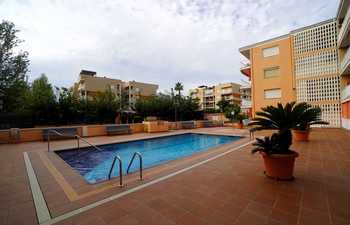 Piso de cuatro habitaciones con piscina y parking 